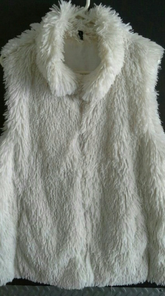 Fluffy Sleeveless Jacket - Off-white L/XL